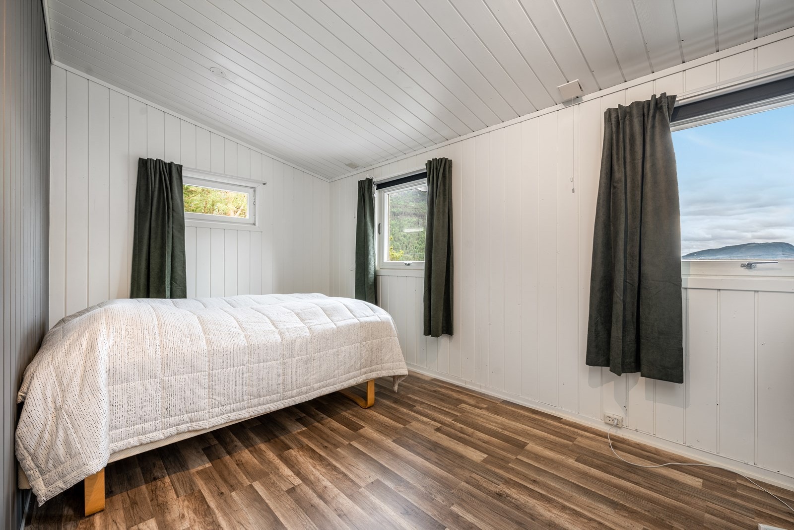 I boligen er det til sammen tre soverom, hvor et ligger i 1. etasje og to i underetasje. Galleribilde