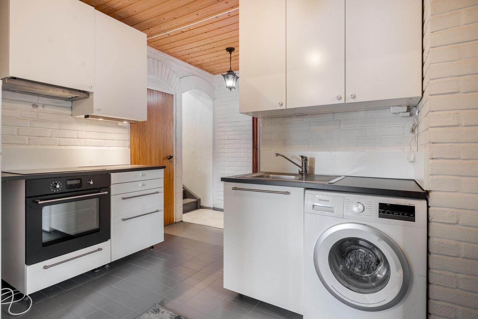Det ble i 2014 montert kjøkkeninnredning med slette hvite fronter og laminat benkeplate. Det er integrert komfyr og induksjon platetopp, samt ventilator, men det er ikke tilkoblet avtrekk. Innredningen har også opplegg for vaskemaskin. Galleribilde