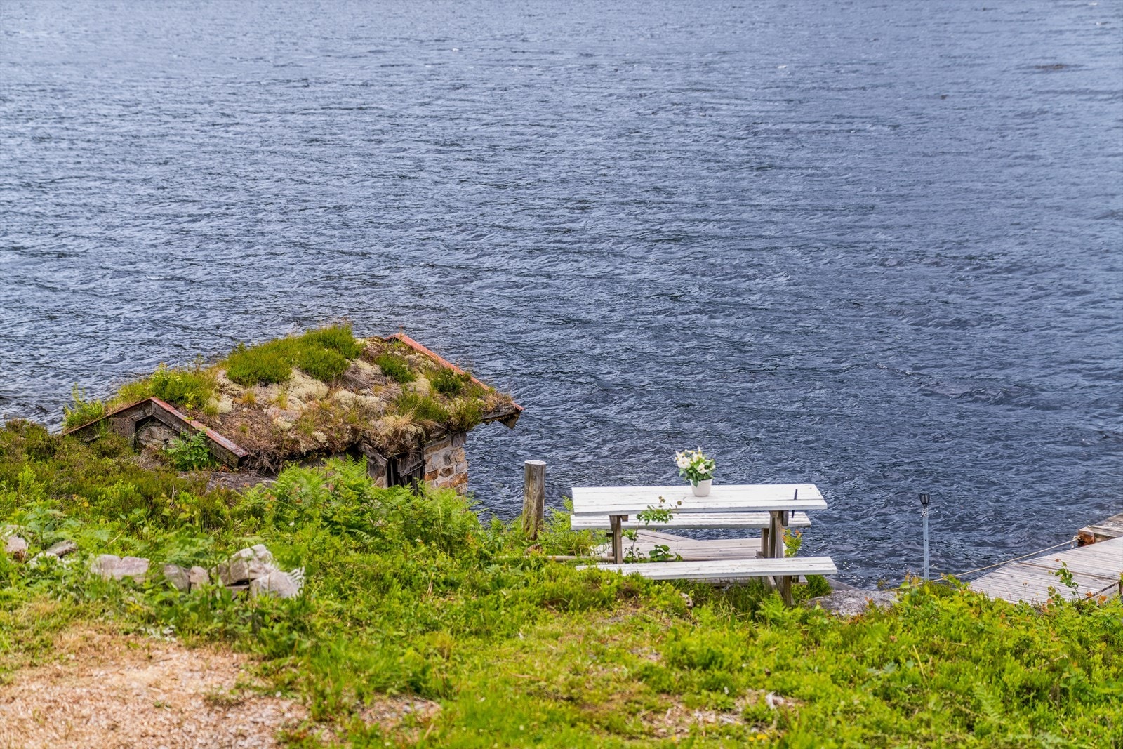 På eiendommen er det flere fine plasser hvor utsikten kan nytes. Galleribilde