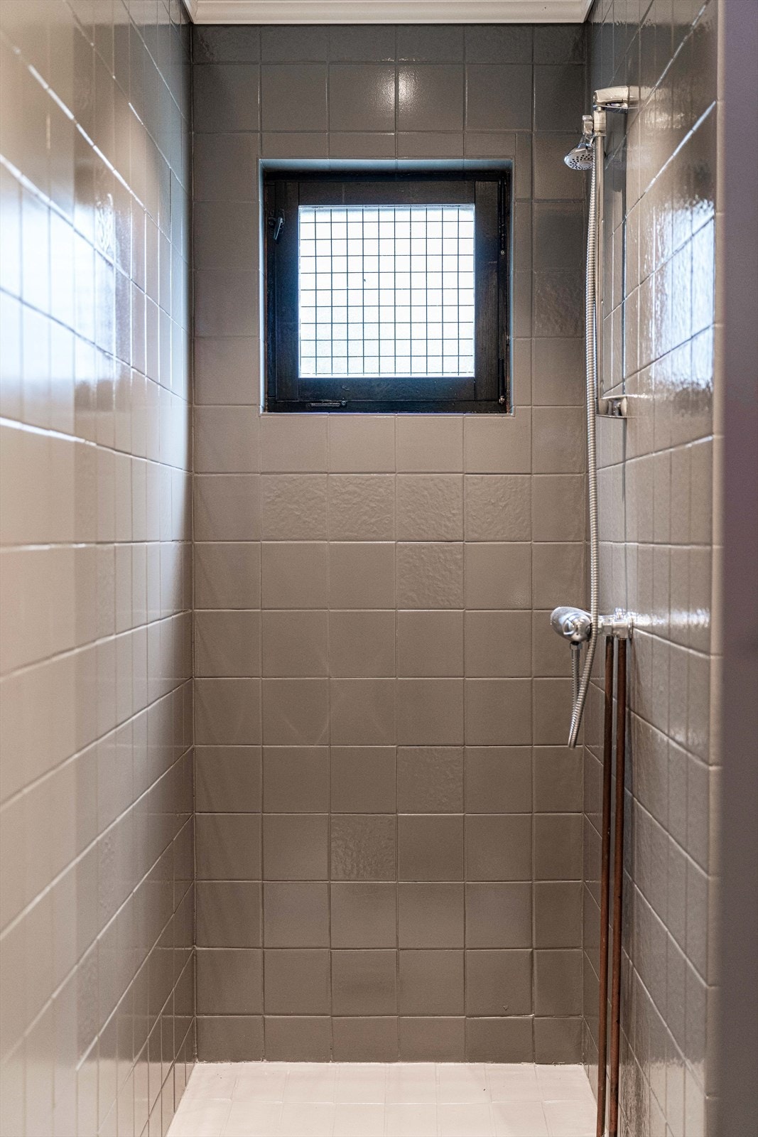 Badet har også dusjnisje og ventil i tak med tilluft via luftespalte under dørblad. Galleribilde