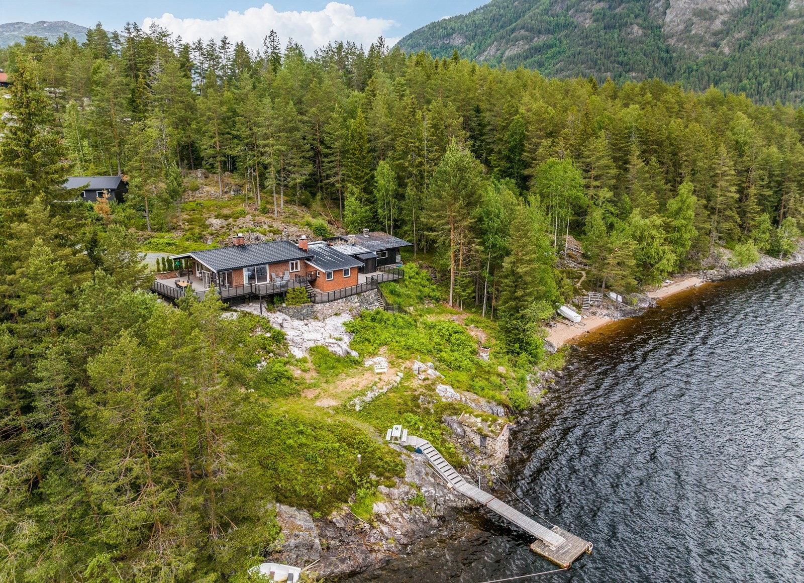 Eiendommen er en herlig perle på sørsiden av Sinnesodden, med fantastisk utsikt og kort vei ned til strand og brygge. Et nydelig sted å tilbringe sommerdagene i fred og ro, og med fine opplevelser på Seljordsvannet! Galleribilde