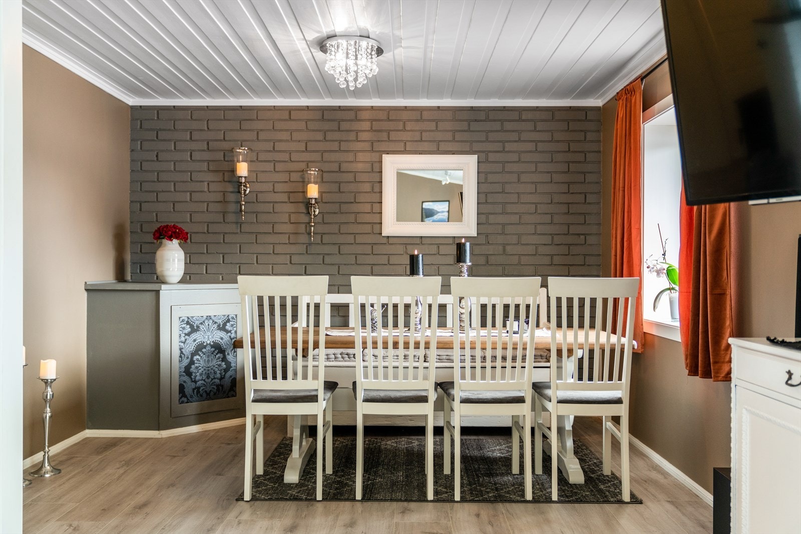 Bygningssakkyndig opplyser at stuen er utvidet ved at et soverom er lagt til stuen. Galleribilde