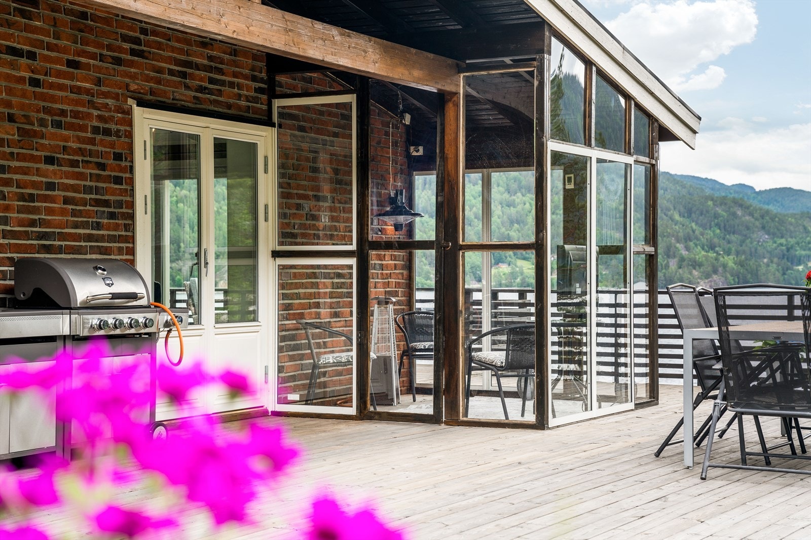 Deler av verandaen er også innglasset. Galleribilde