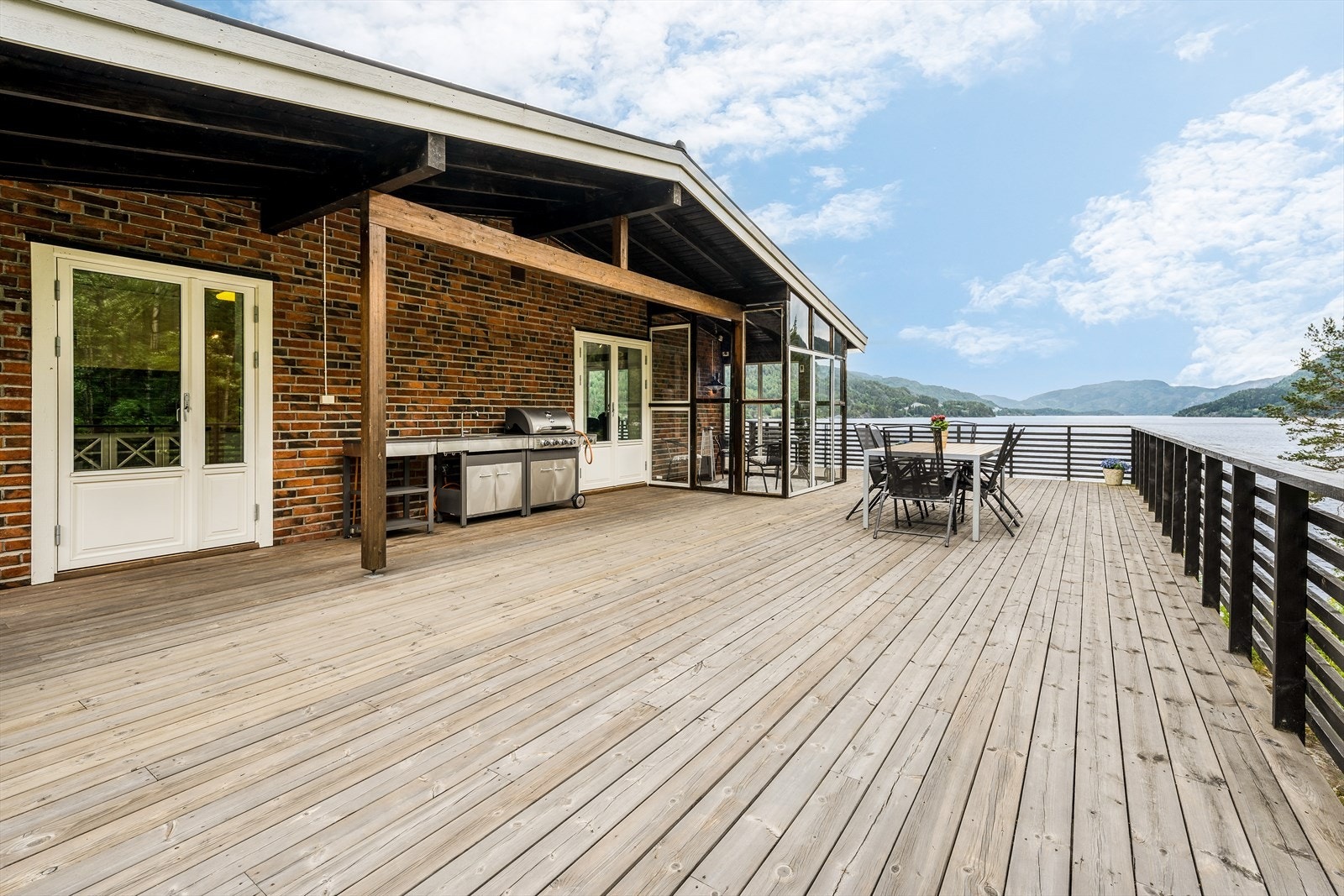 Verandaen har verandadør fra både kjøkken og stue. Deler av verandaen er overbygget, og her det det fine muligheter for grillplass/ utekjøkken. Det er ellers god plass på verandaen til flere soner for møblering. Galleribilde