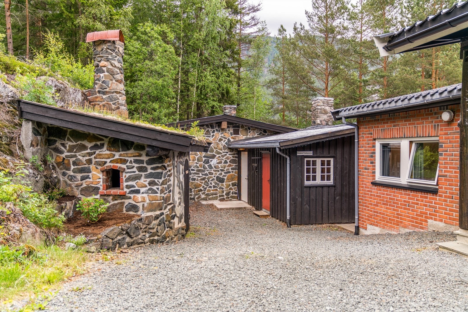 På eiendommen er det oppført flere bygninger som blant annet en vevstue (tidligere hytte), et verksted og et peishus/ grillhytte. Vevstuen har laminat fra 2020 og åpen peis/ vedovn. Verkstedet er 65 kvm stort, tilbygget og pusset opp innvendig i 2020. Galleribilde