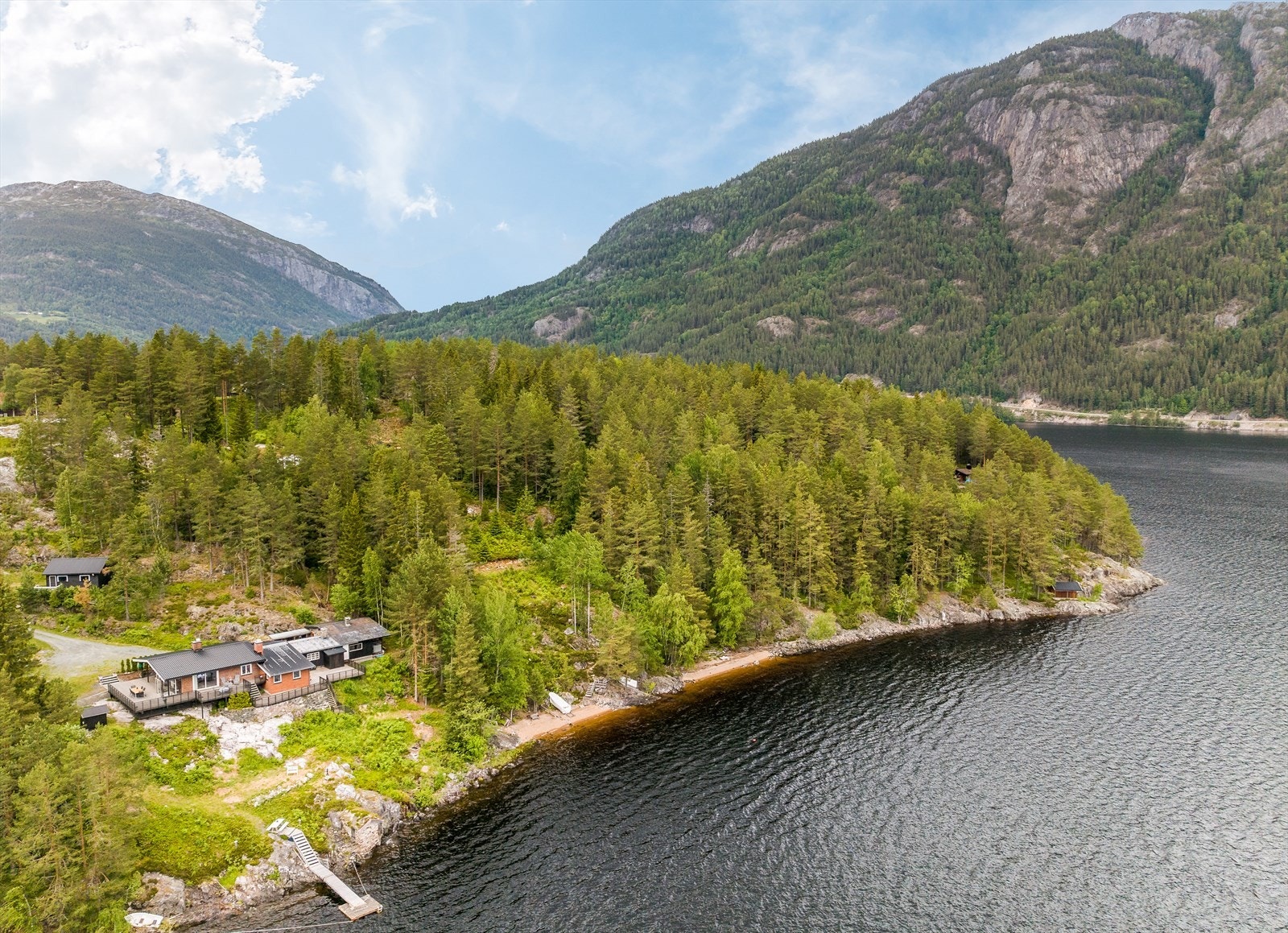 Eiendommen har en stor, eiet tomt på 13 615,6 kvm. Ifølge kart hentet fra https://gardskart.nibio.no består 4,9 mål av produktiv skog. Galleribilde