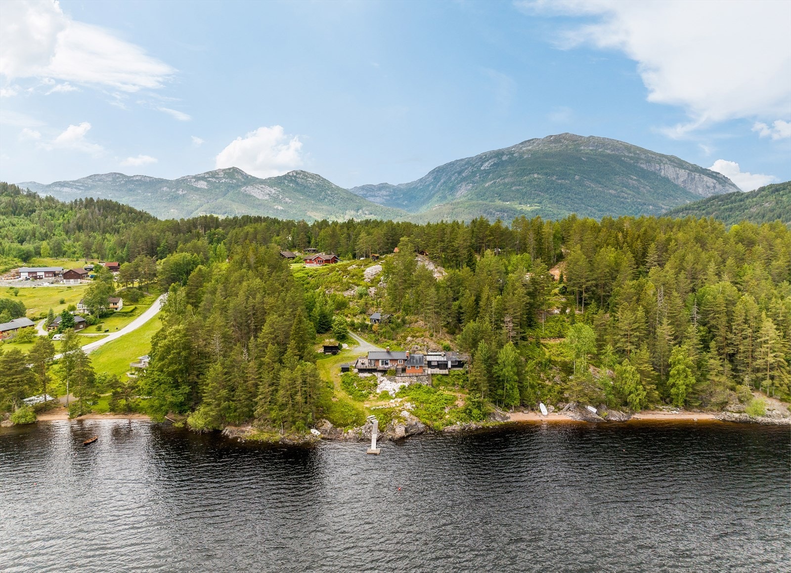 Fra boligen er det ca. 3 km til Seljord sentrum med alle fasiliteter, skole og barnehage. Seljord har flere aktiviteter som fotball, håndball, ski, friidrett og ridning. Kort vei til blant annet matbutikker, bensinstasjon og fine turområder. Galleribilde