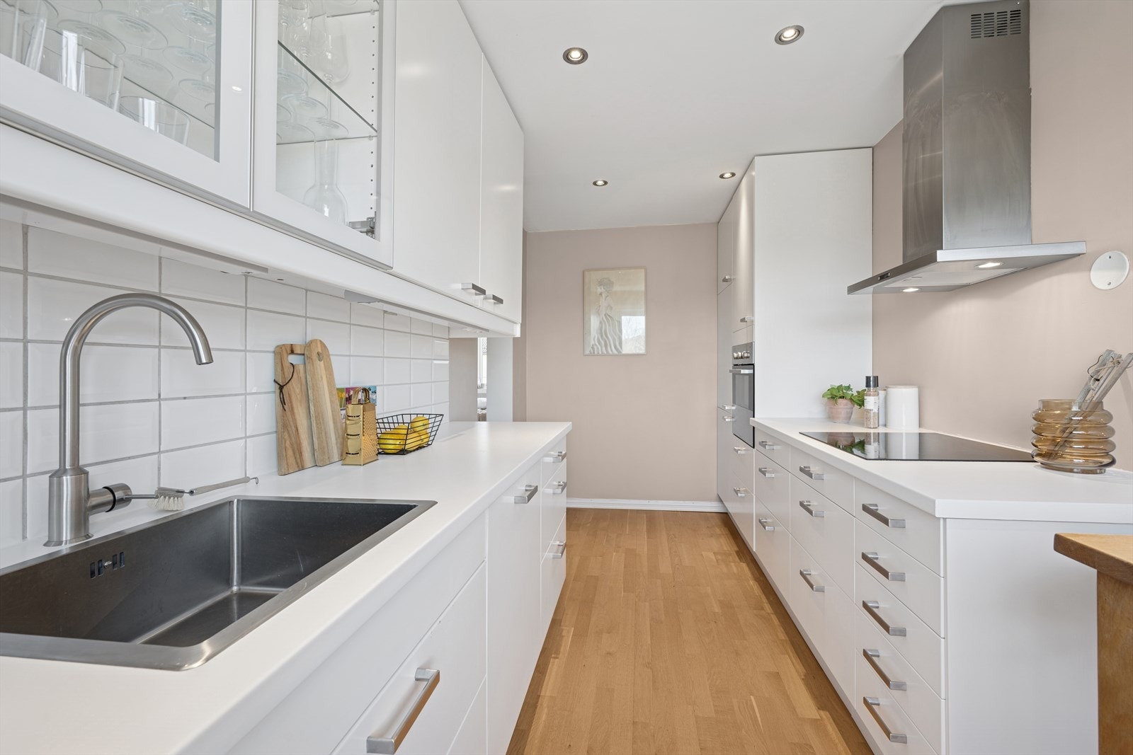 Hvitevarene er integrerte og medfølger ved salg. Galleribilde