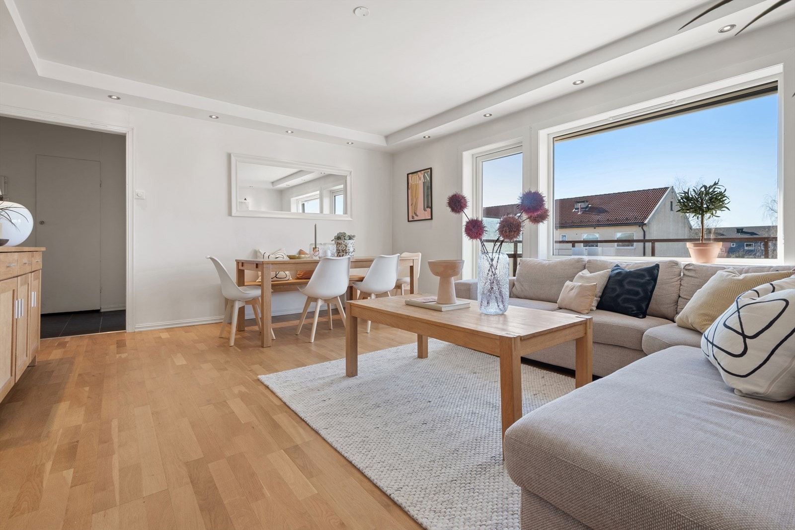Leiligheten har en fin planløsning og i den lyse stuen er det god plass til både sofagruppe og spisestuemøbler. Galleribilde