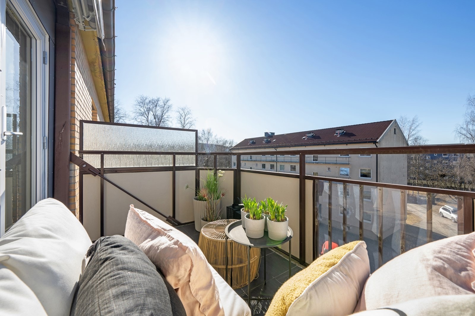 Den fine balkongen ligger høyt og fritt og man har sol fra morgen til kveld. Galleribilde