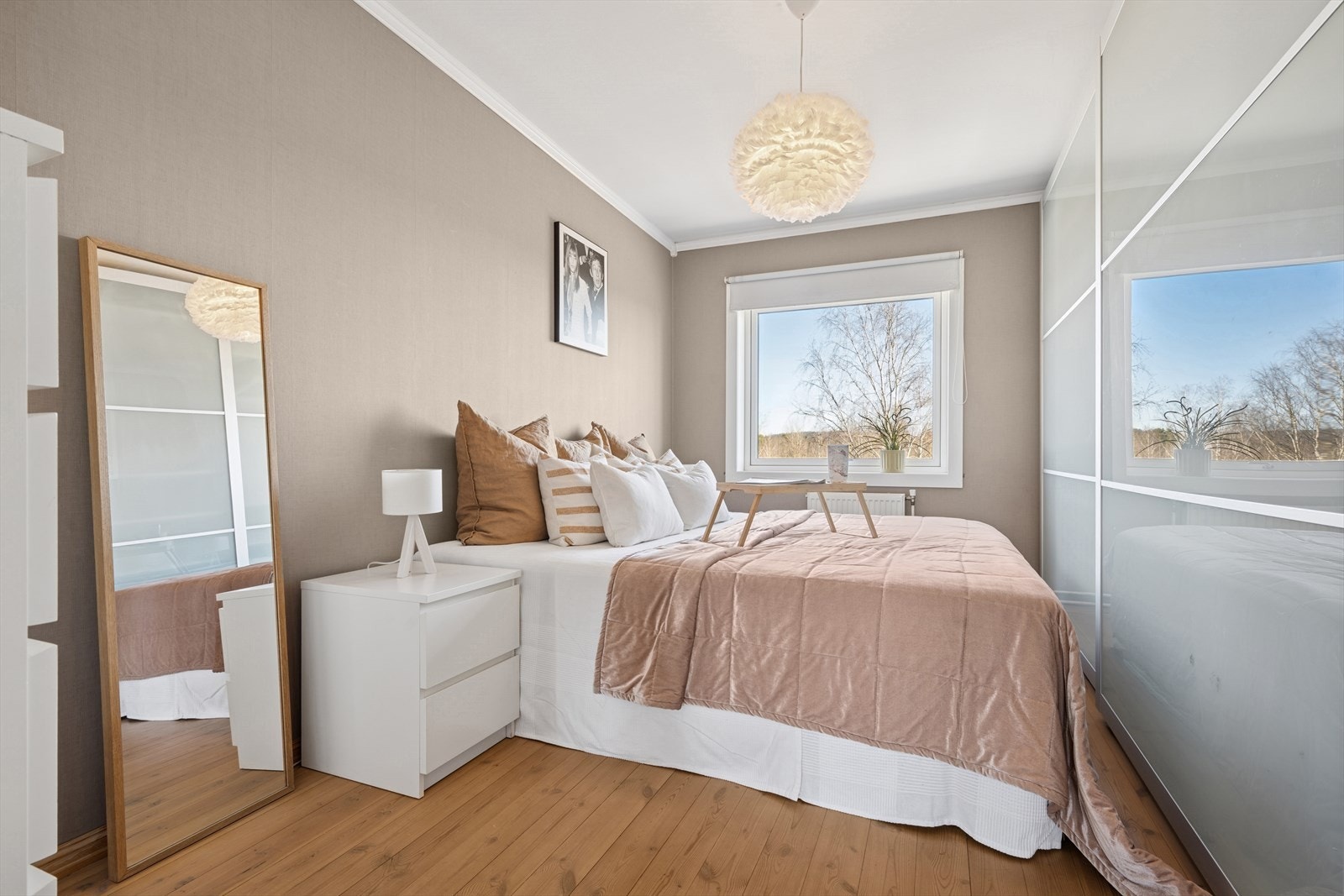 Leiligheten har to gode soverom. Hovedsoverommet har god oppbevaringsplass i en stor skyvedørsgarderobe. Galleribilde