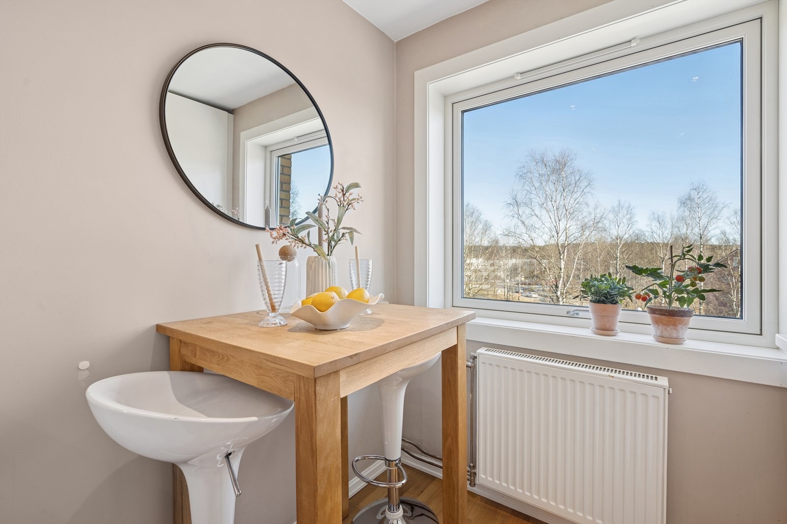 Koselig spiseplass på kjøkkenet. Her er det hyggelig utsikt mot Alexander Kiellands gate og Åråsen stadion. Galleribilde