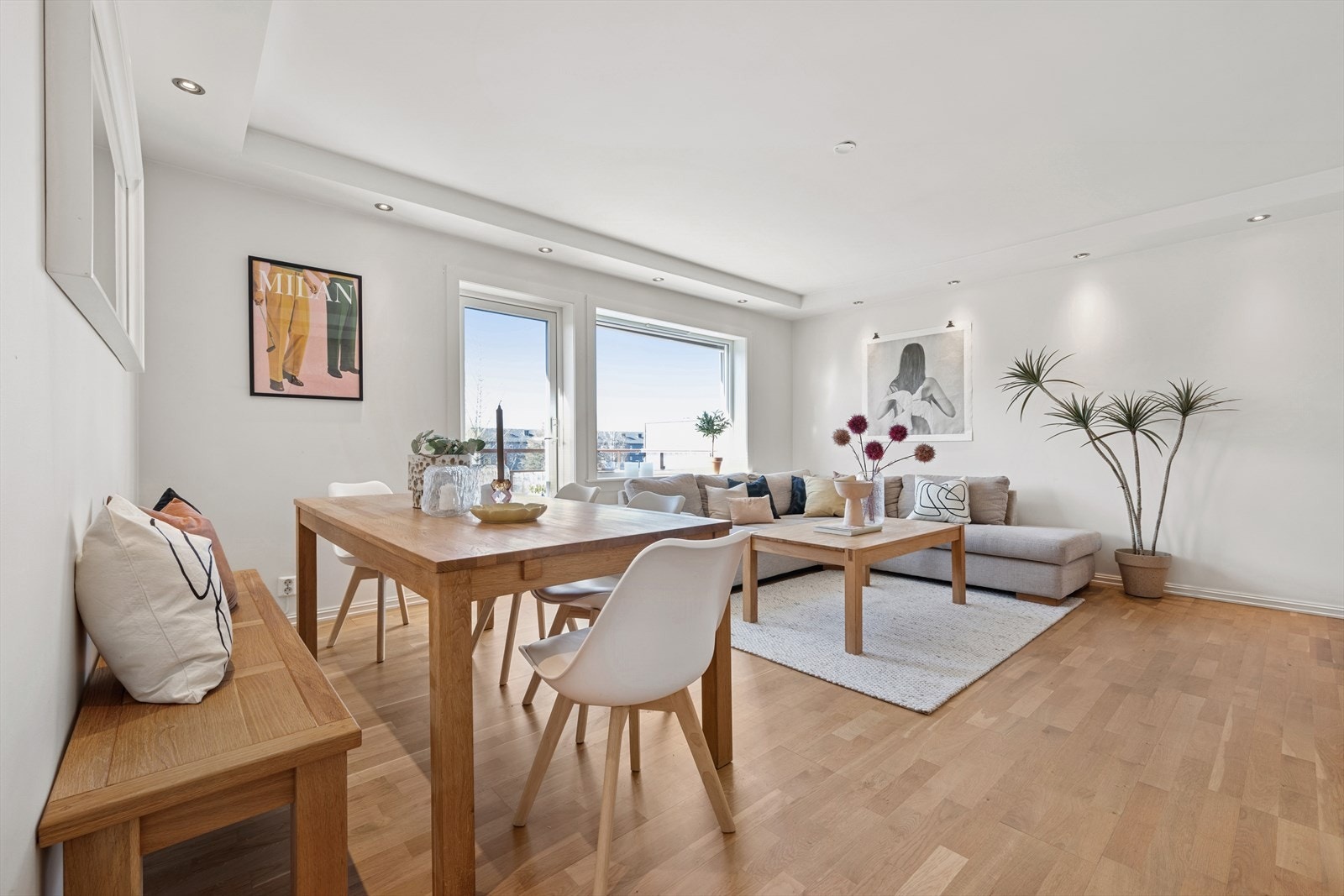 Store vindusflater slipper inn godt med naturlig lys. Galleribilde