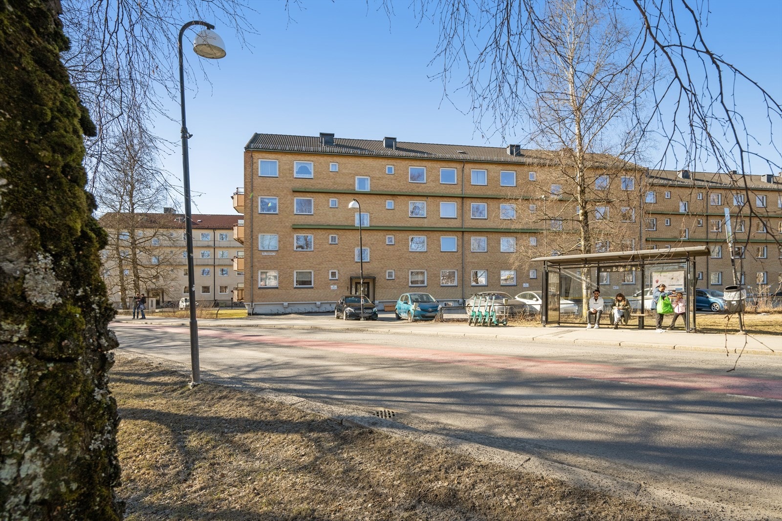 Supersentral beliggenhet med bussholdeplass like utenfor hoveddøra. Galleribilde