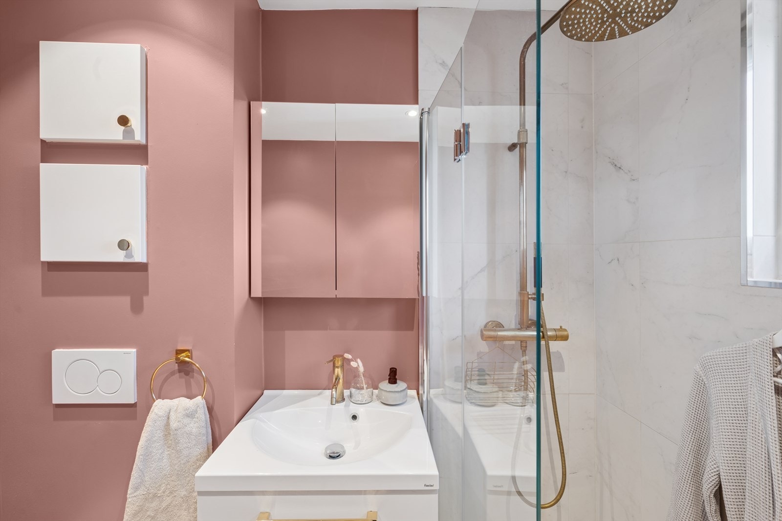 Tidløse marmorerte fliser på gulv og i dusjsone og våtromsmaling på vegg. Her er det enkelt å endre uttrykket på badet dersom man ønsker en annen farge. Galleribilde