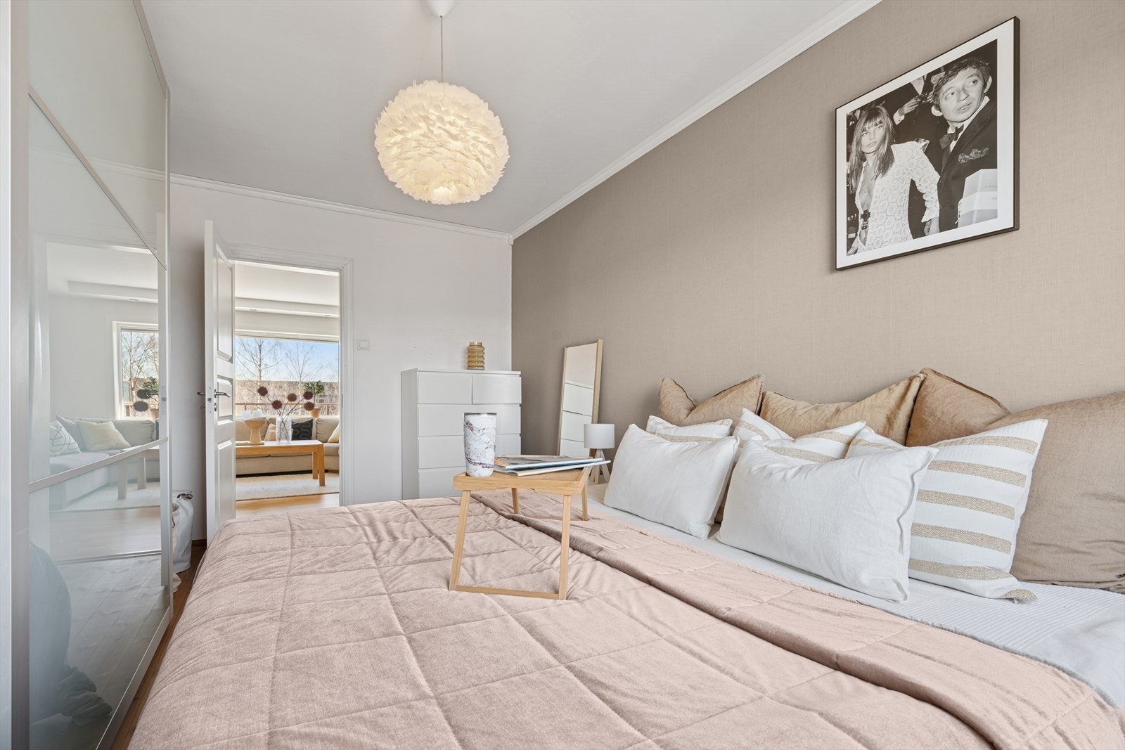 Hovedsoverommet har god plass til ekstra oppbevaringsmøbler eller evt. en kontorplass dersom behovet melder seg. Galleribilde