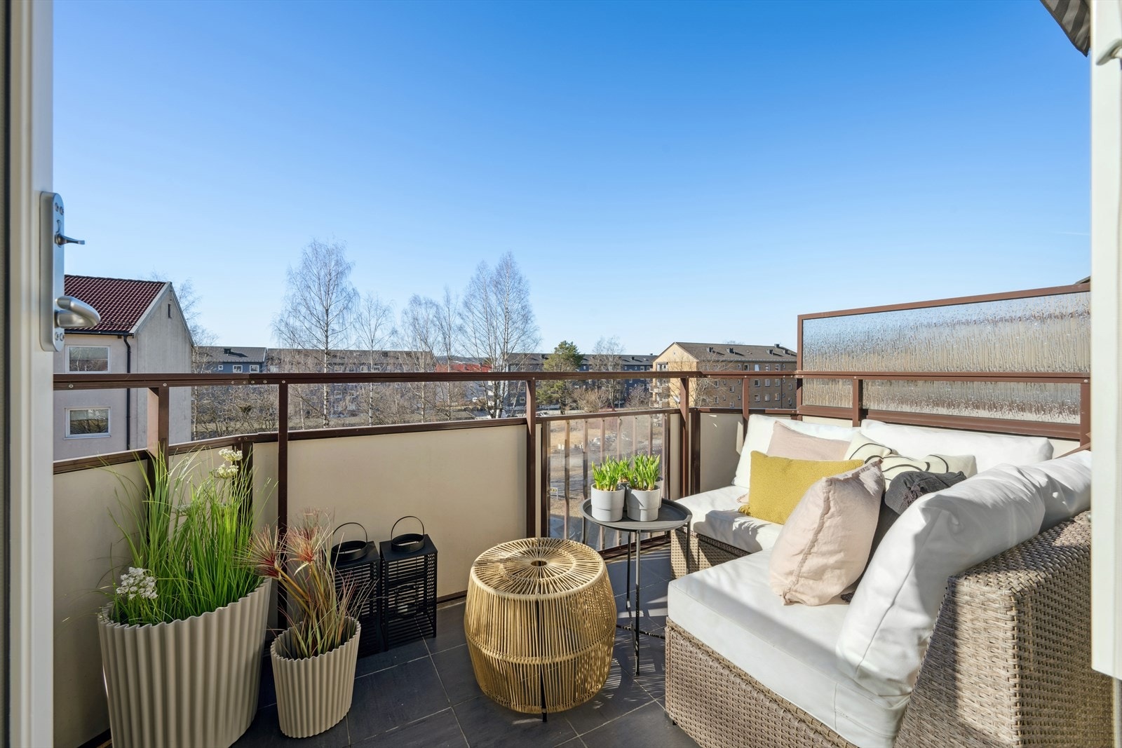 Meget god intern beliggenhet. Solrik balkong på ca. 6,5 kvm. Galleribilde