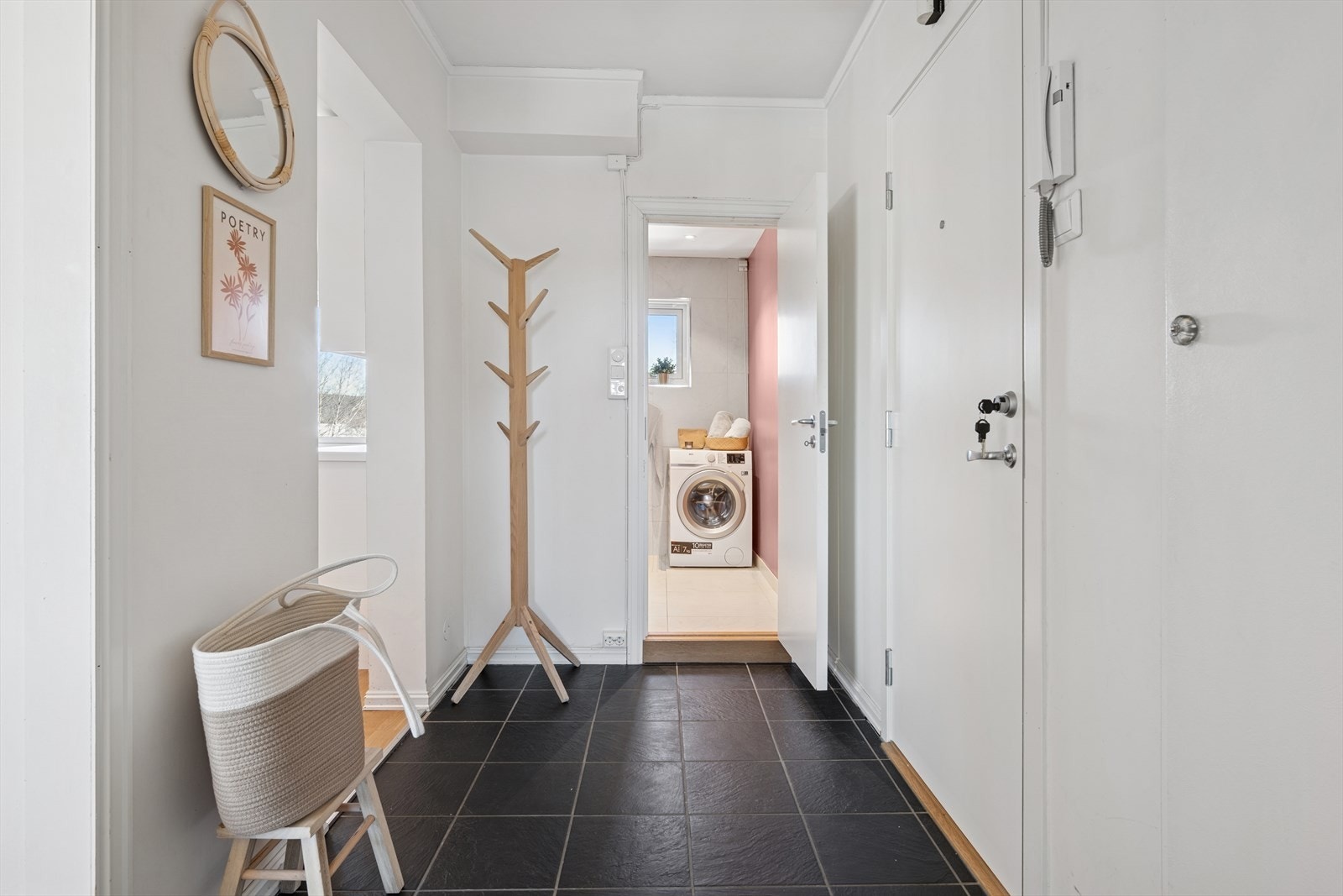 Man ønskes velkommen inn i en lys og innbydende entrè som har praktiske fliser på gulv. Galleribilde