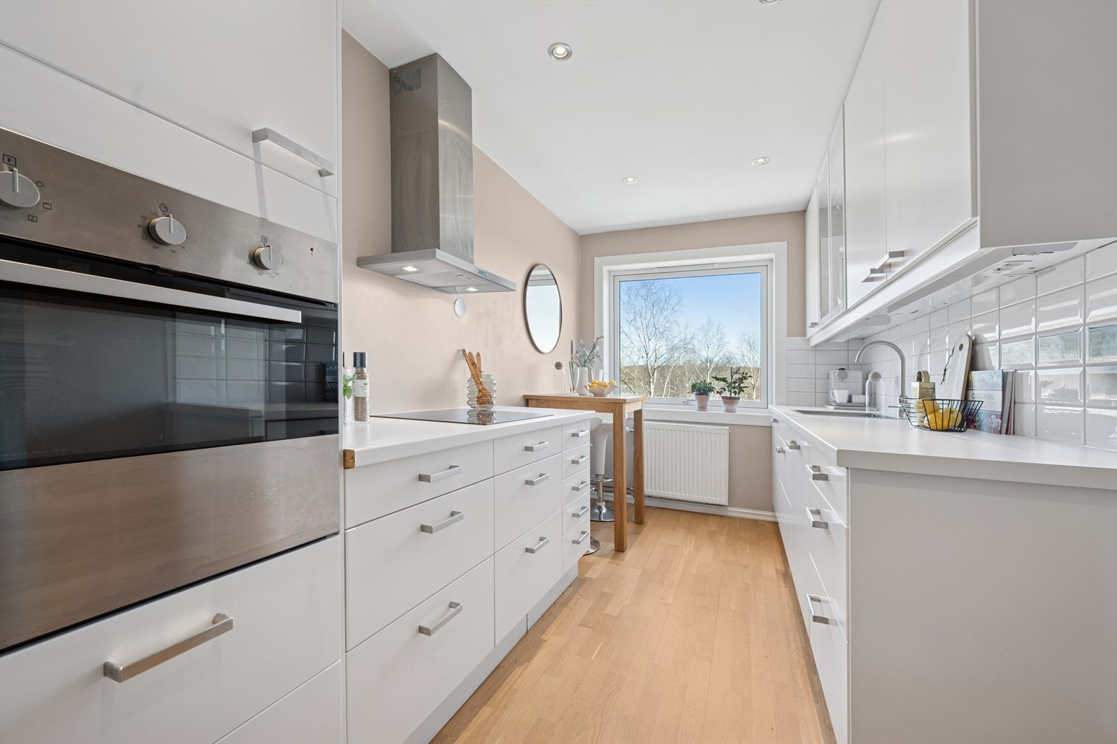 Kjøkkenet er praktisk innredet med skap- og benkeplass på begge sider. Galleribilde