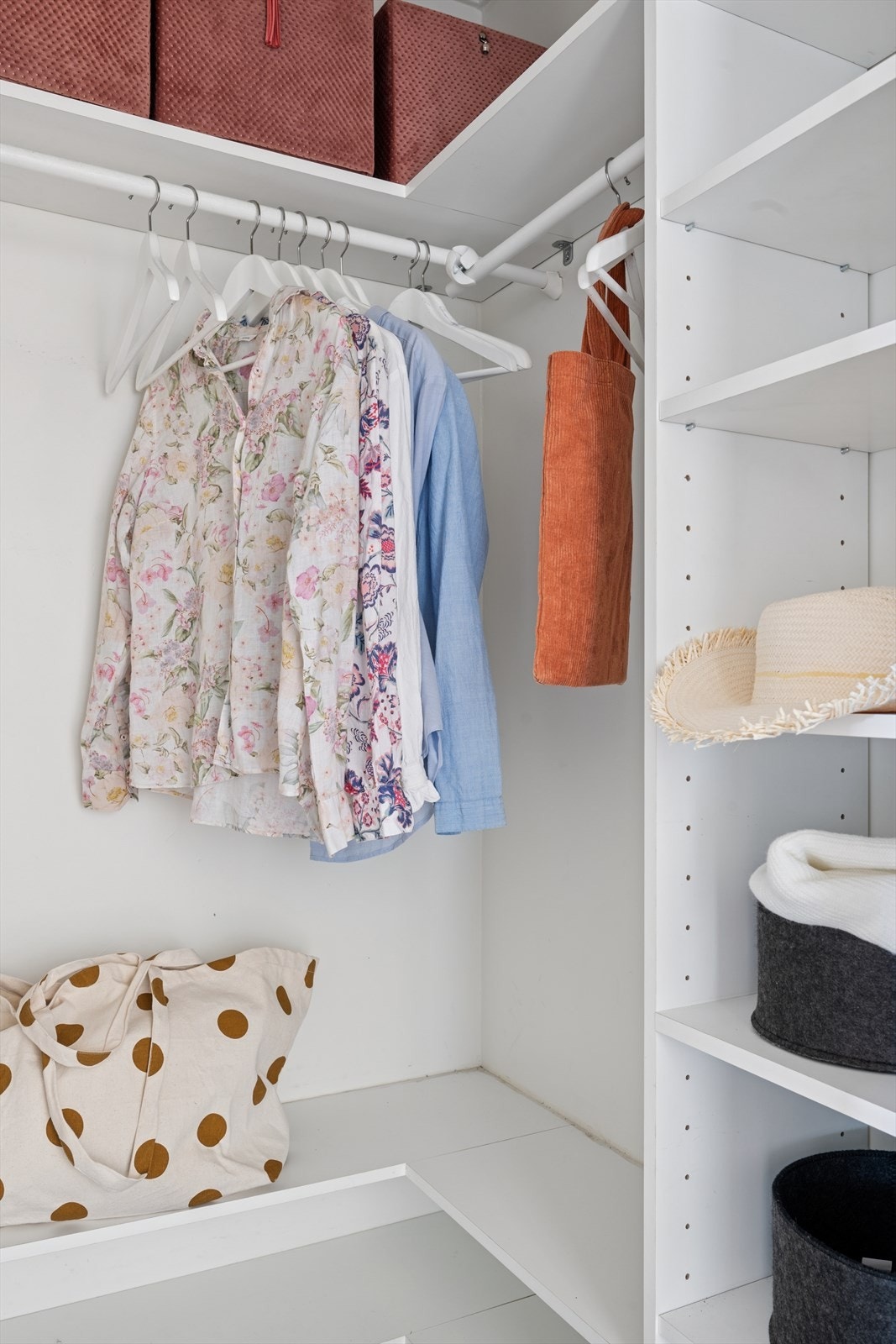 I tilknytning til entrèen finnes et praktisk innvendig kott med god plass til å henge fra seg ytterklær. Galleribilde