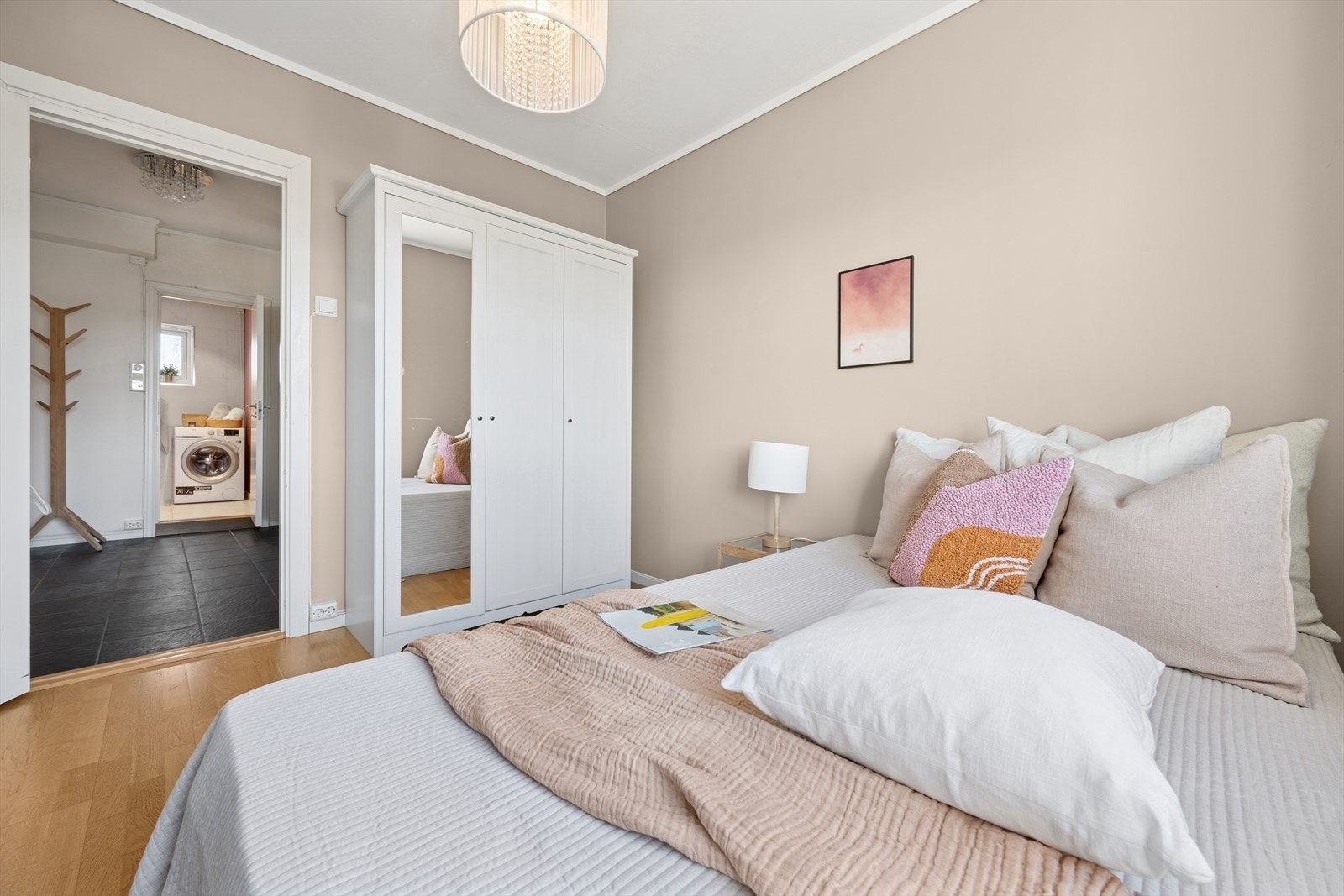 Også soverom 2 er utstyrt med garderobeskap som medfølger ved salg. Galleribilde