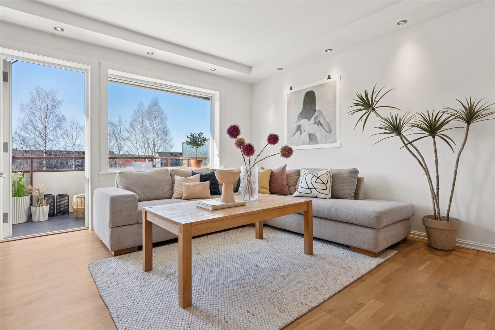 Hele leiligheten er malt i lyse, moderne farger og i stuen er det tre-stavs parkett. Galleribilde