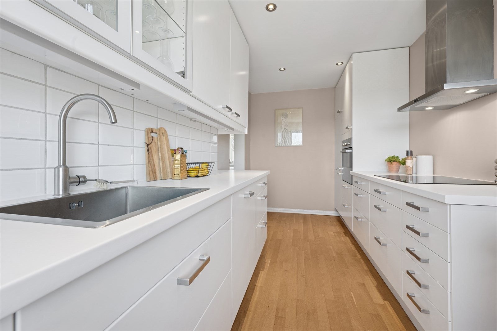 Det er rikelig med skap- og benkeplass. Galleribilde