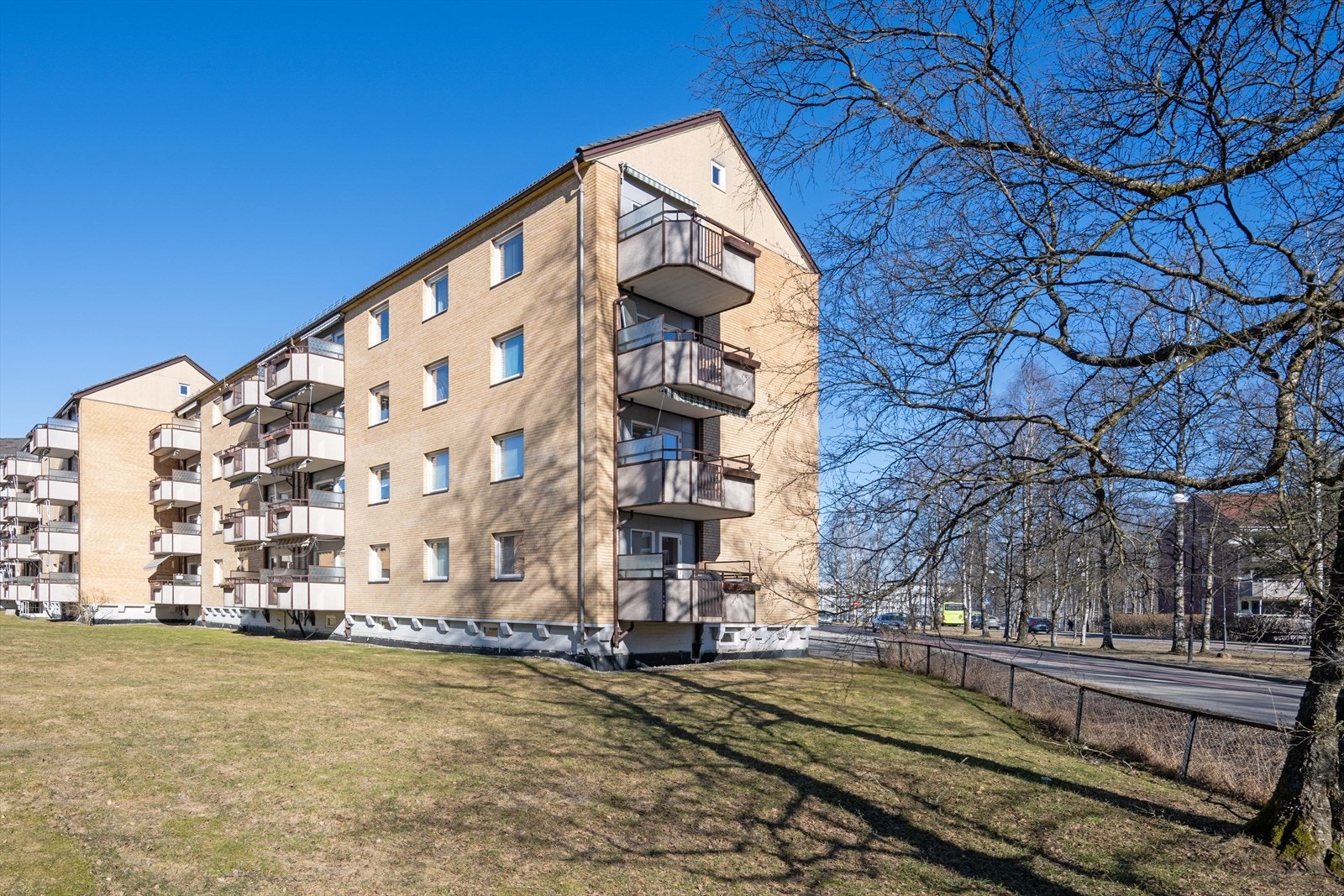 Leiligheten ligger i 4. etg. i denne blokken sentralt i Lillestrøm. Galleribilde