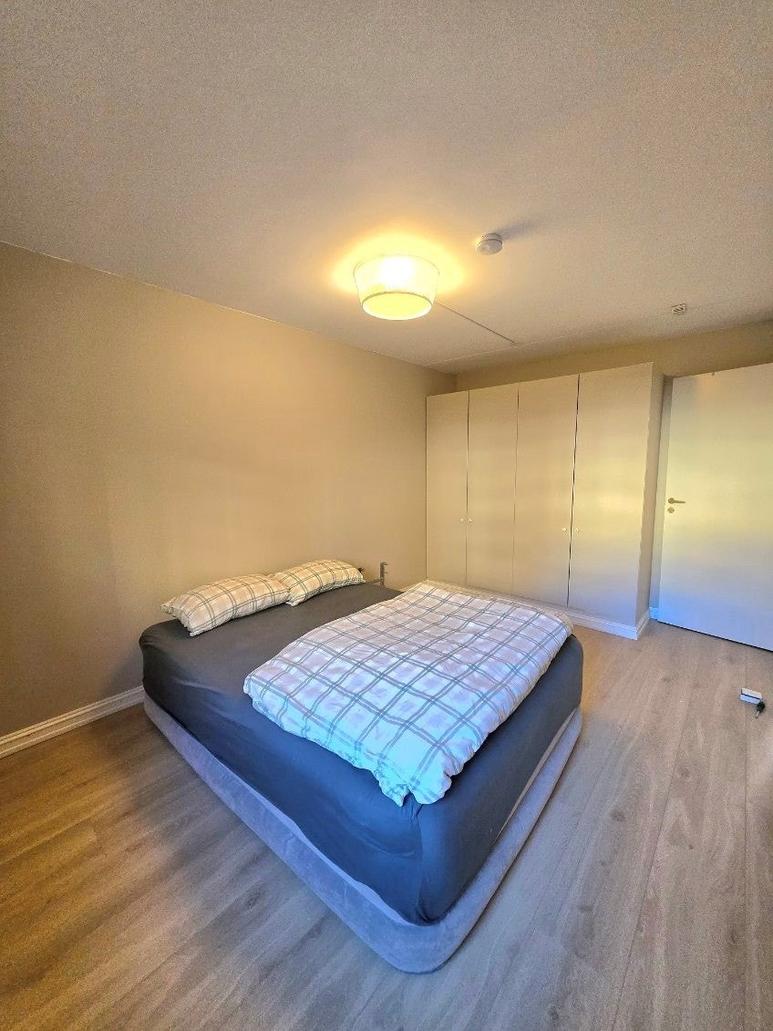 Hovedsoverommet er lyst og romslig. Garderobeskap medfølger Galleribilde