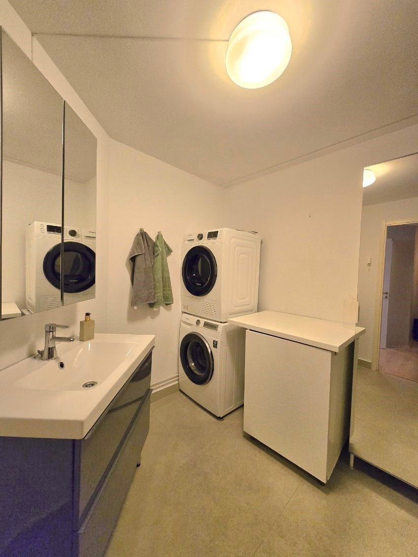 Pent bad med vaskemaskin og tørketrommel Galleribilde