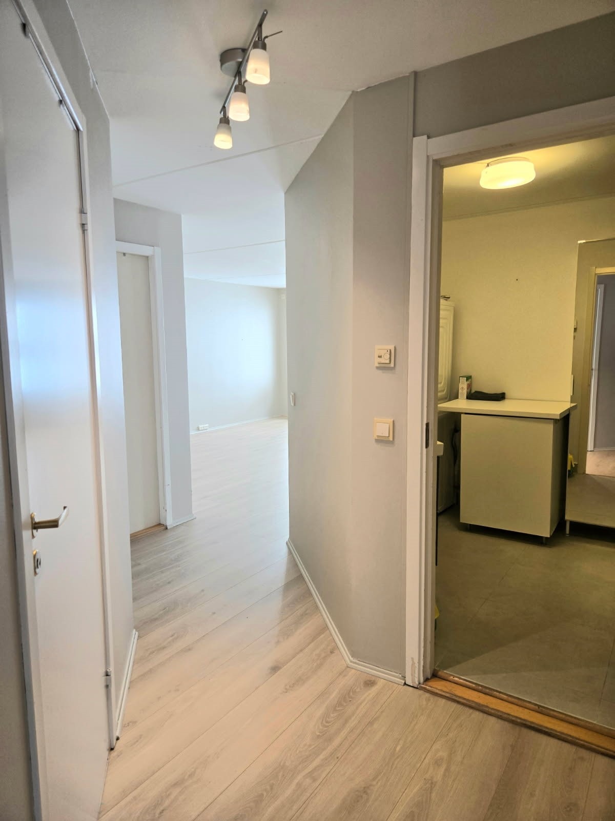 Velkommen inn! Entre med skyvedørsgarderobe Galleribilde