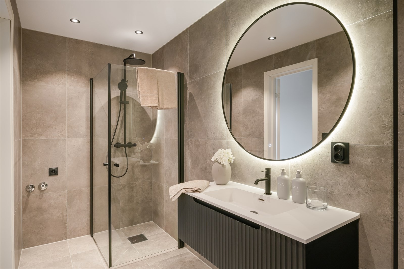 Badet ligger med inngang fra entréen, og er på 5,2 kvm. Totaloppusset i 2025. Galleribilde