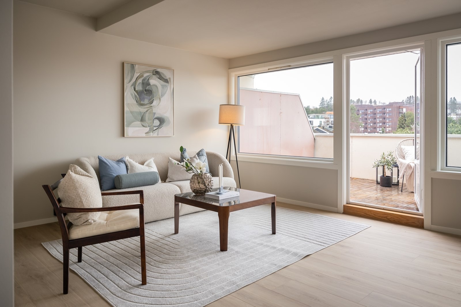 Med utgang fra stuen, har man en stor Terrasse på 13,3 kvm. Galleribilde