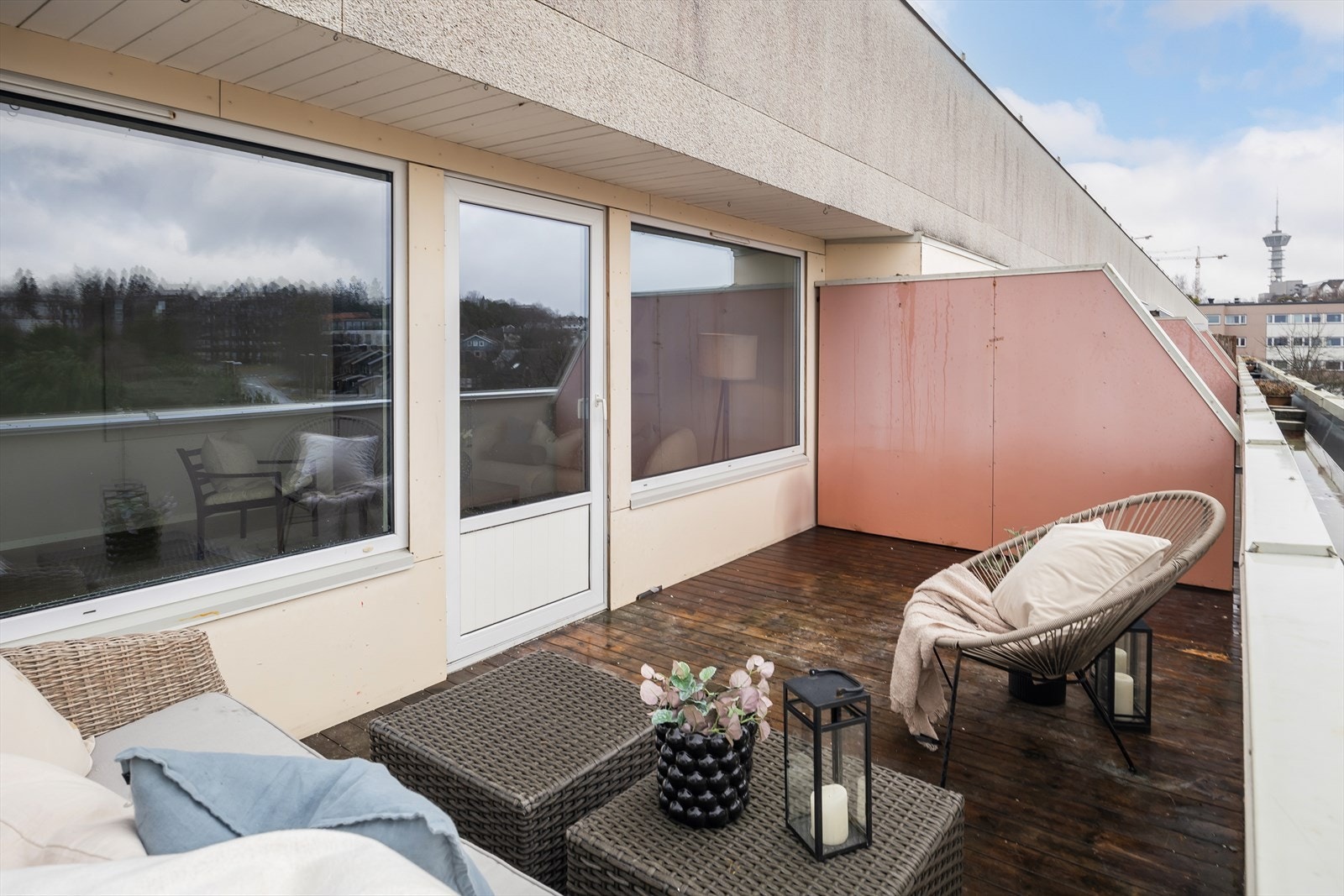 Størrelsen på terrassen gjør at man har flere møbleringsmuligheter. Galleribilde