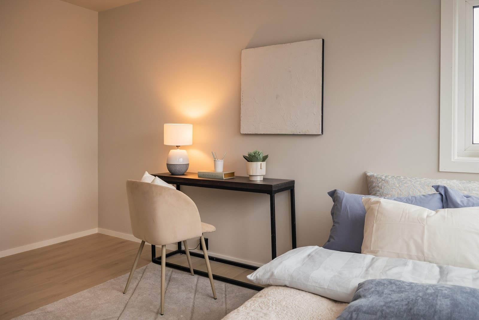 God plass til både kontor og garderobeløsning. Galleribilde