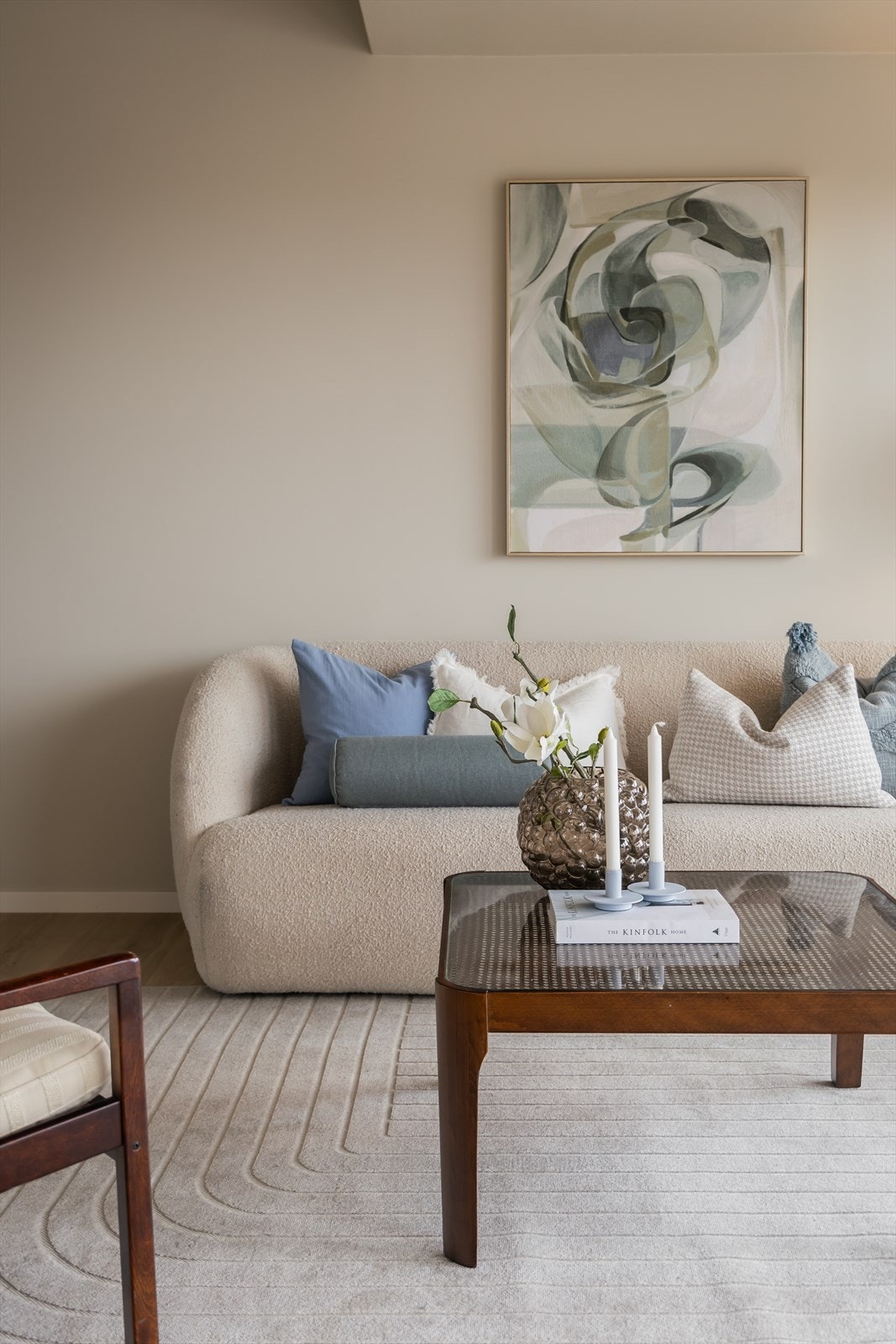 Som beboer i borettslaget har man parkeringsplass i oppvarmet p-kjeller, samt 3 parkeringsplasser med SmartOblat. Galleribilde