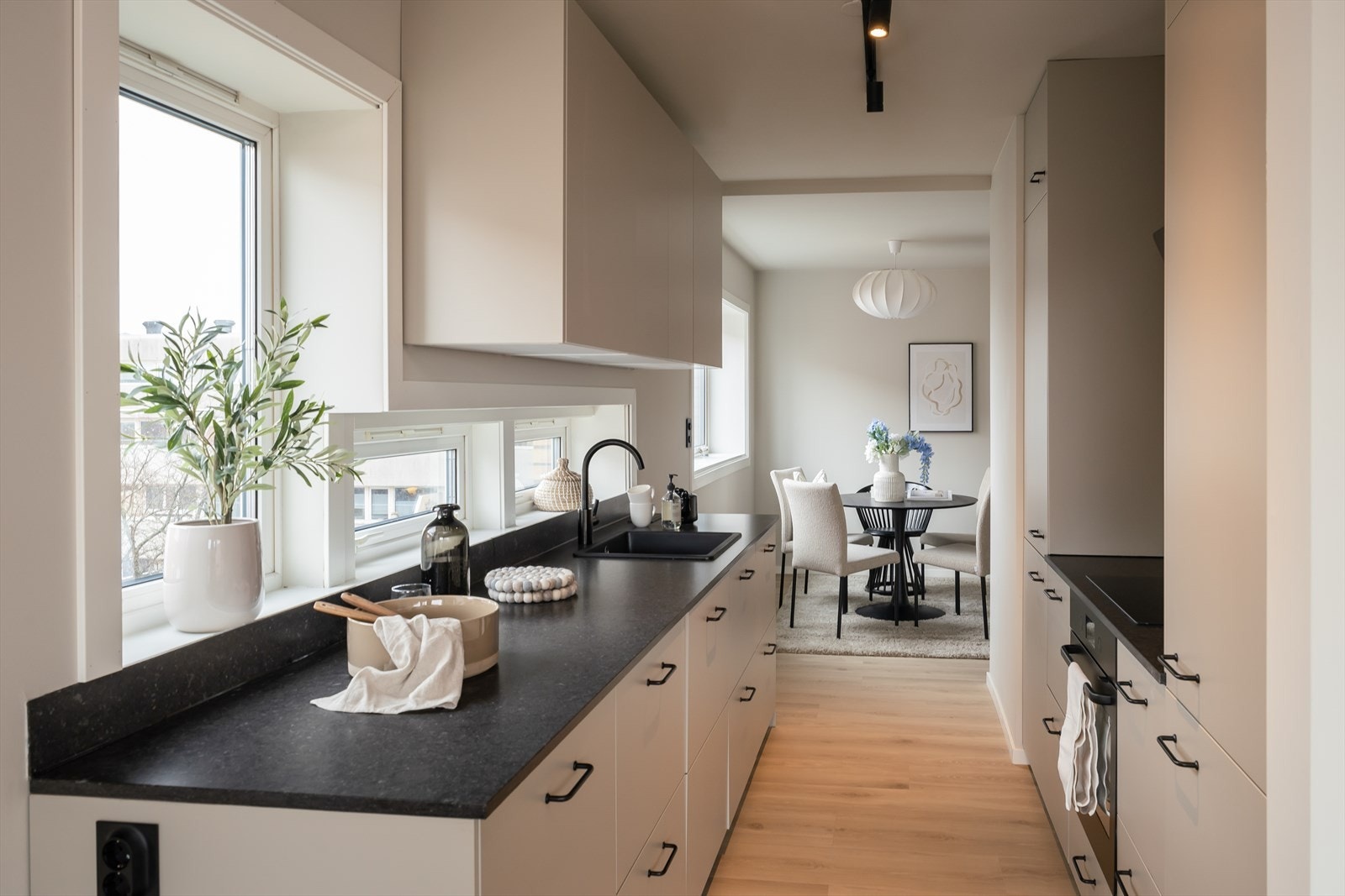 Velkommen til Stallmestervegen 2 E. En totaloppusset hjørneleilighet med flott utsik, 3 soverom og romslige 96 kvm. Galleribilde