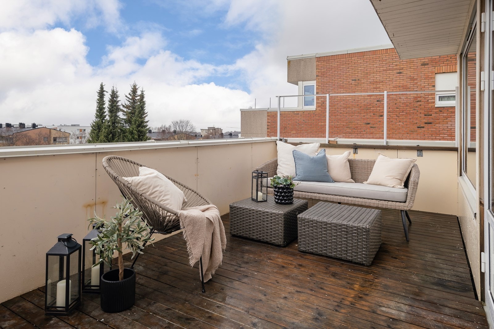 Her sitter man forholdsvis usjenert, da det er frodige og store grøntområder som omkranser området. Galleribilde