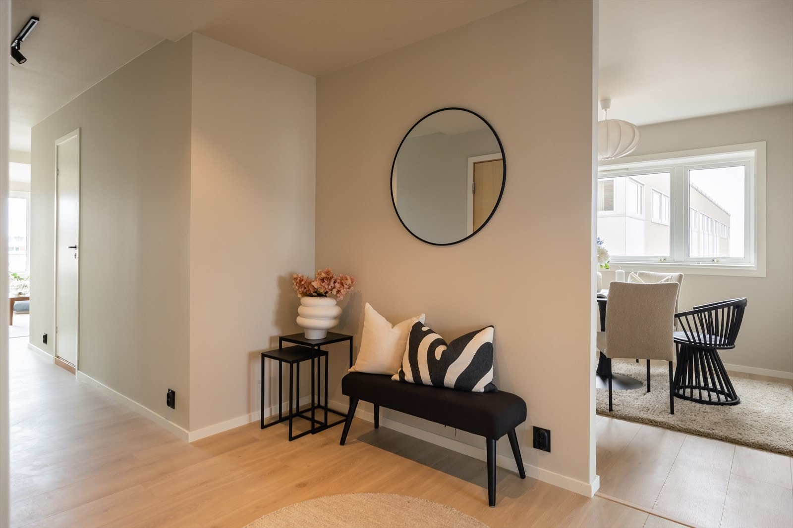 Man går opp til 3. etasje og kommer inn i en entré/gang på 12,2 kvm, som gir muligheter for oppbevaring av yttertøy og sko. Man blir møtt med splitter ny 1-stavs laminatgulv, samt behagelige downlights i tak. Galleribilde