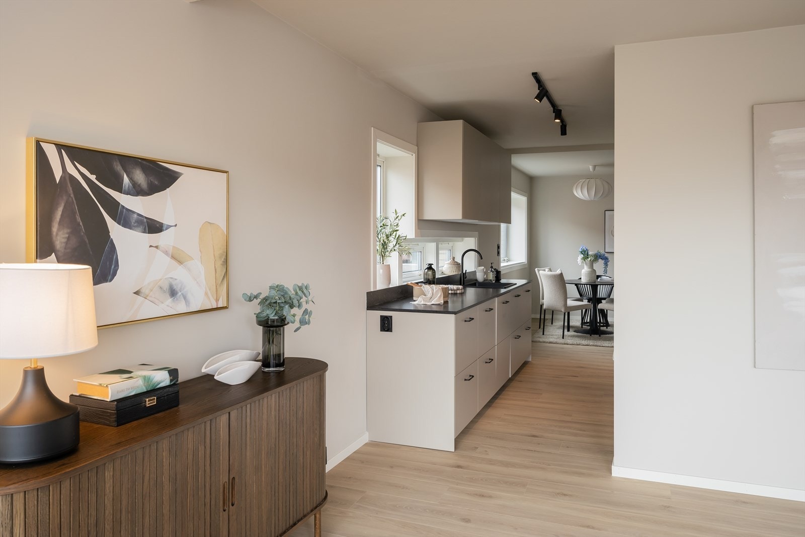 Kjøkkenet er som resten av leiligheten totaloppusset i 2025. Galleribilde