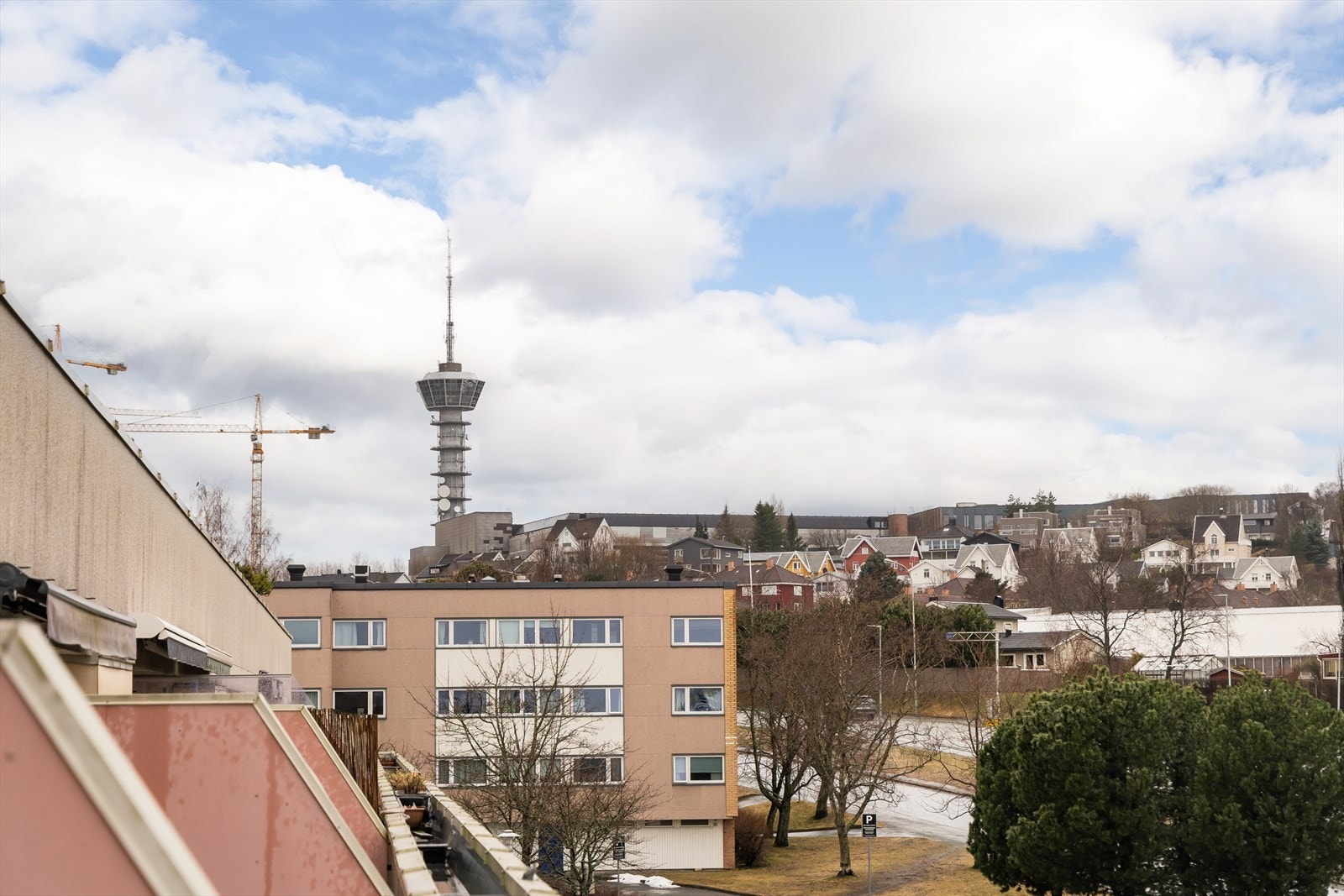 Utsikt mot Tyholttårnet fra terrassen. Galleribilde