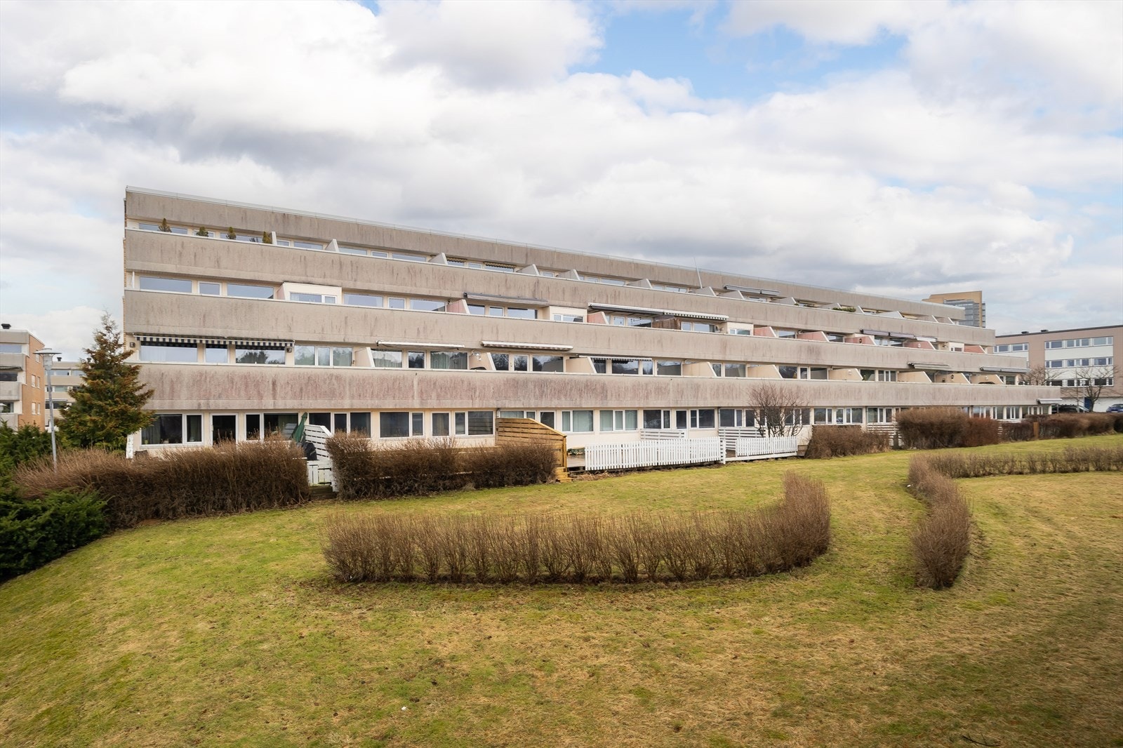 Valentinlyst Senter og flere dagligvarebutikker ligger et steinkast fra boligen. Velkommen på visning! Galleribilde