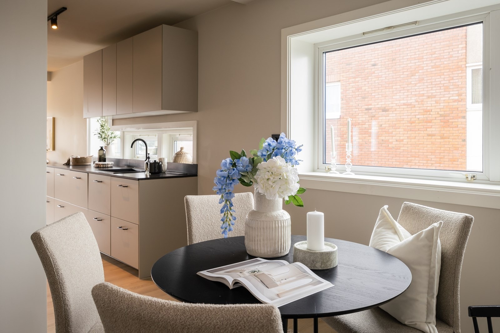 Flott tilknytning mellom kjøkken og spisestue. Galleribilde