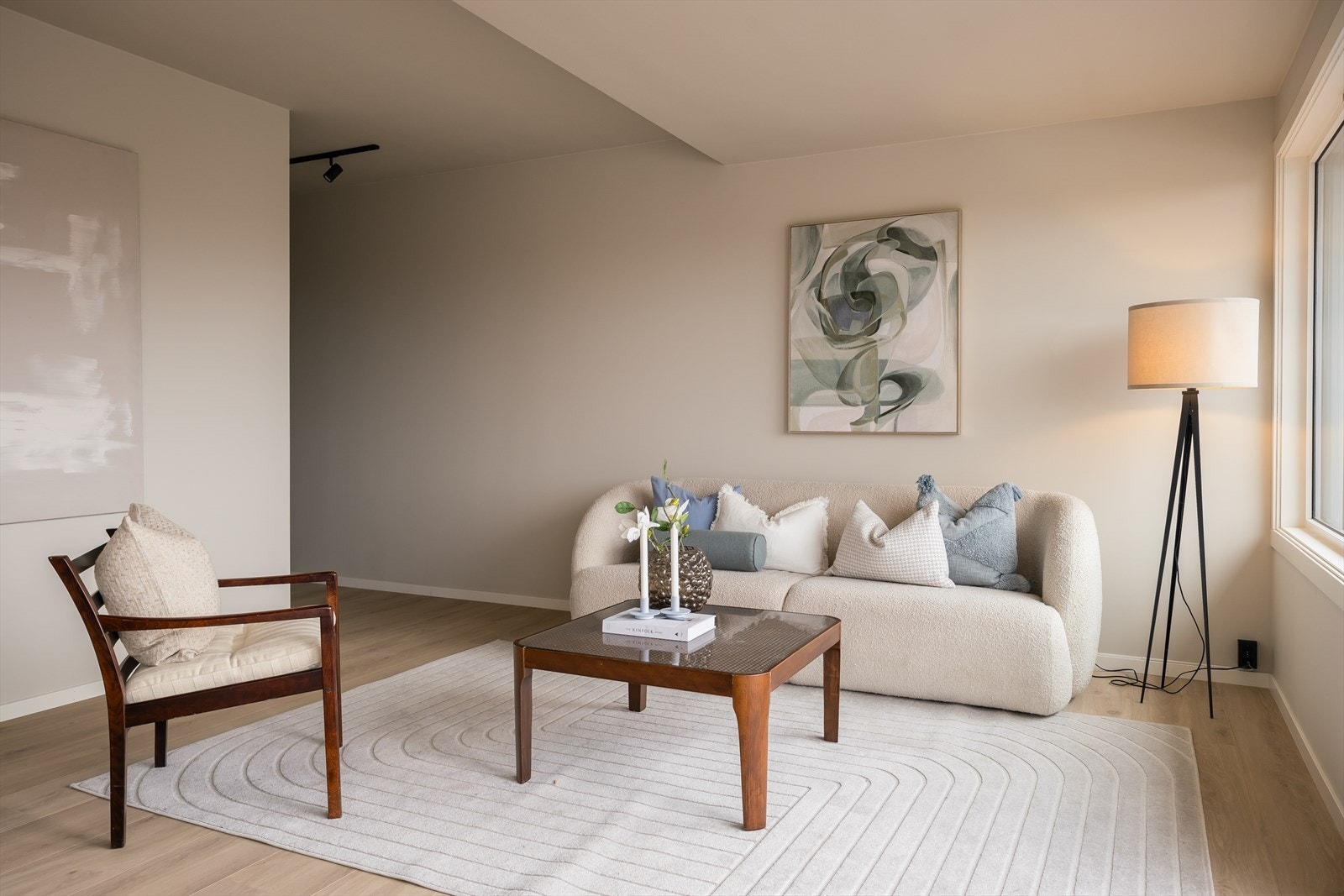 Nytt elektrisk anlegg, hvor det i boligen er påkostet smarthjemløsning via systemet Plejd. I appen Plejd holder man kontroll på om lys er skrudd av eller på, samt lysstyrken. (Gjelder lys på stue, kjøkken og entré/gang) Galleribilde