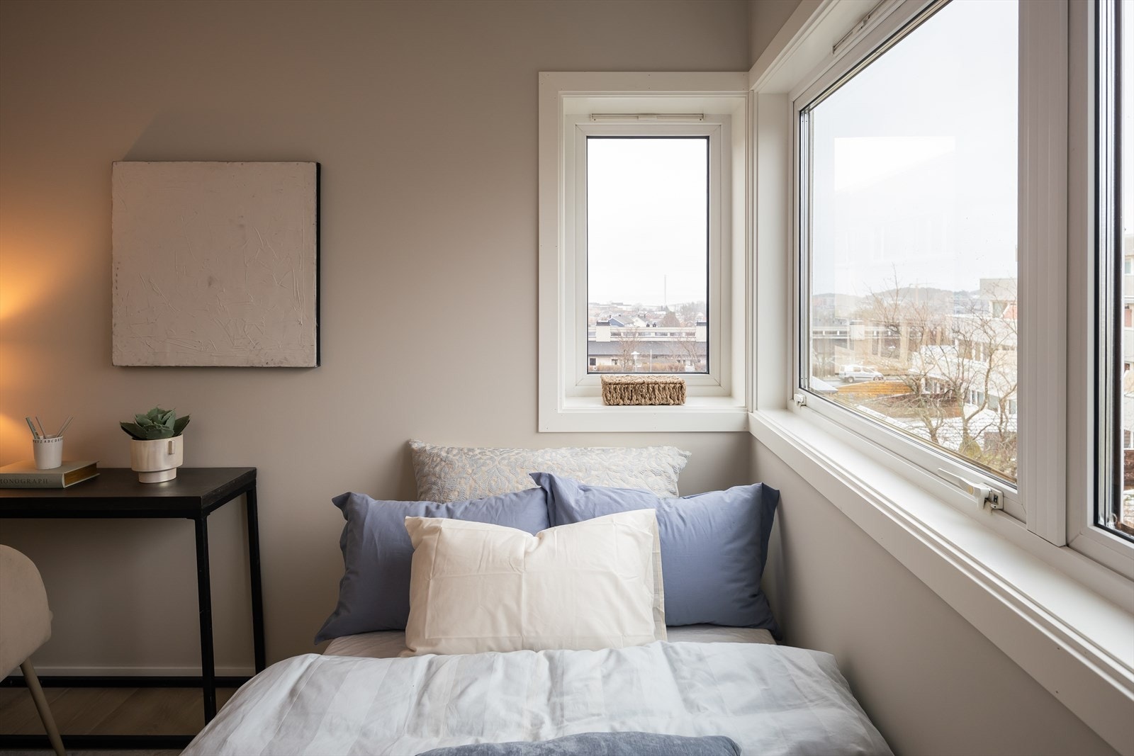 Felles for alle soverommene, er at de vender ut mot et rolig og stille område som er felles for borettslaget. Galleribilde