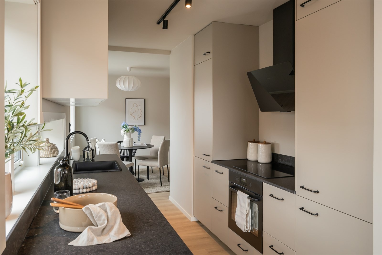 Kjøkkenet er et beige havstorp-kjøkken med stein benkeplate. Påkostet integrerte hvitevarer som stekeovn, platetopp, oppvaskmaskin, kombi frys- og kjøleskap, samt vifte. Galleribilde