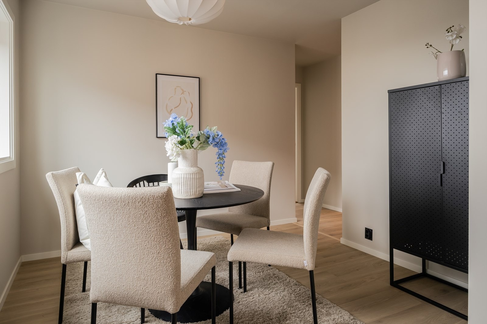 Her har man god plass til å samle hele familien eller vennegjengen. Galleribilde