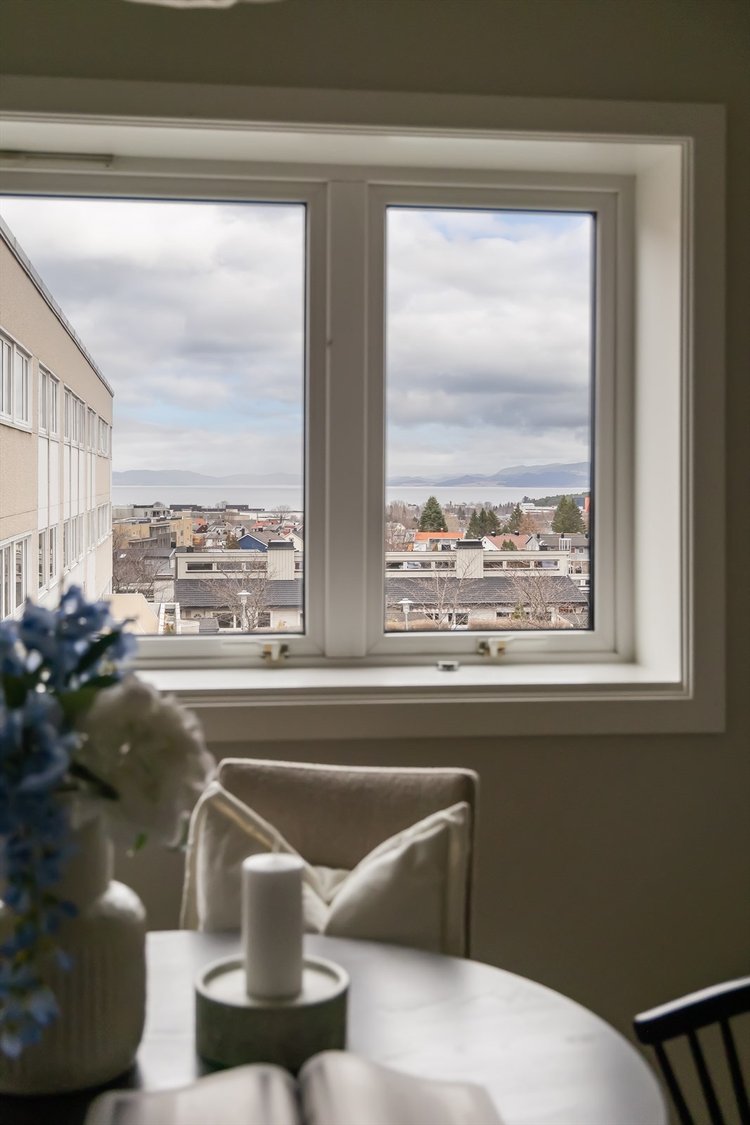 Spisestuen alene er på 9 kvm og har en fantastisk fjordutsikt. Galleribilde