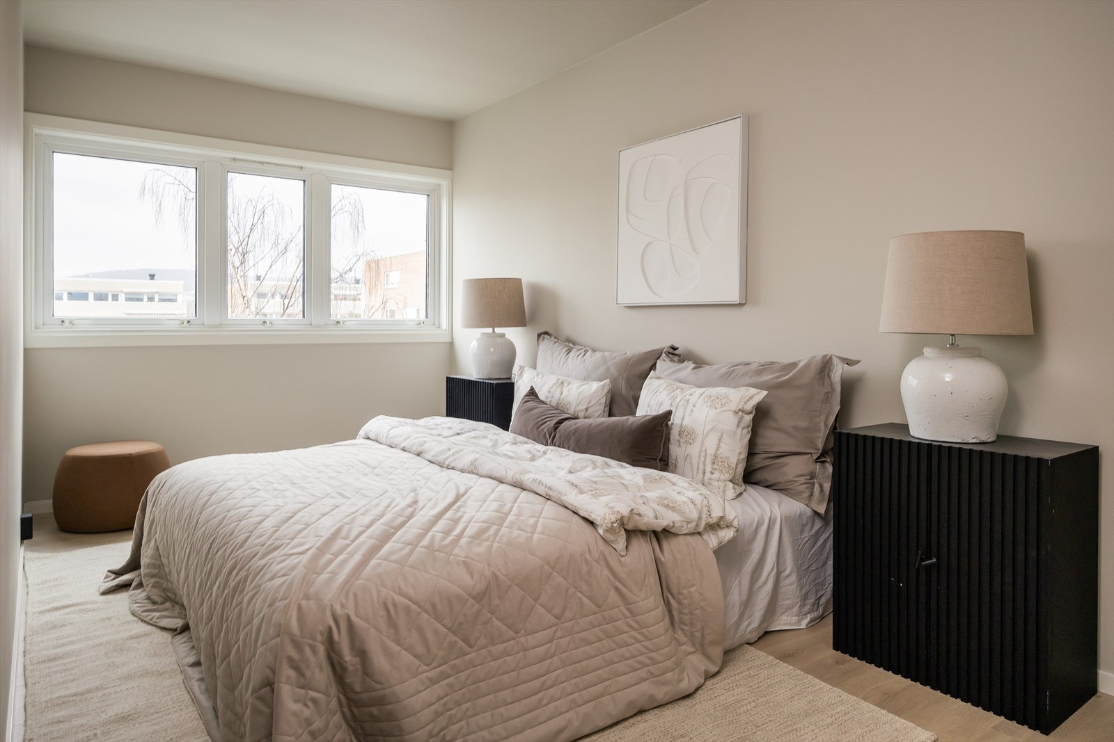 Boligen inneholder 3 soverom. Her finner man et master bedroom på 13,9 kvm og to andre soverom på henholdsvis 12,4 og 7,7 kvm. Galleribilde