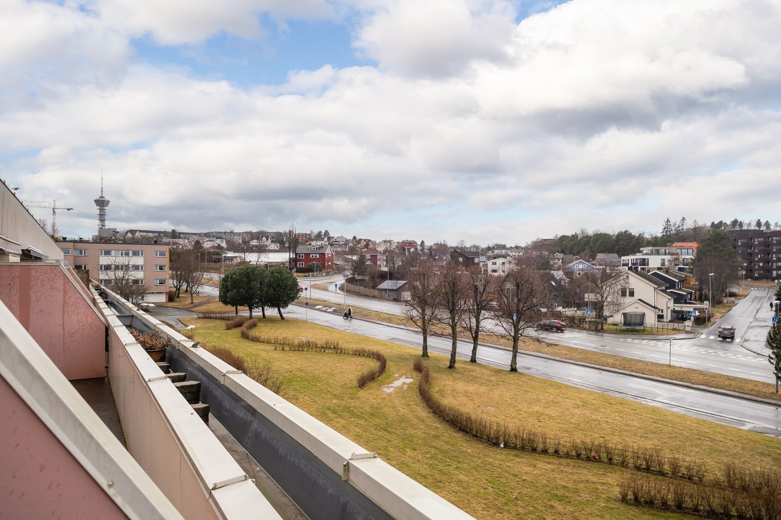 Terrasse ligger vestvendt, slik at man har flotte solforhold fra ca. kl. 15-23, sommerstid. Galleribilde